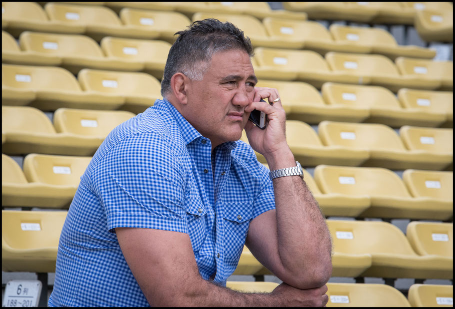 Japan Head Coach Jamie Joseph watches Sunwolves training - John Gunning Inside Sport: Japan, April 7, 2017