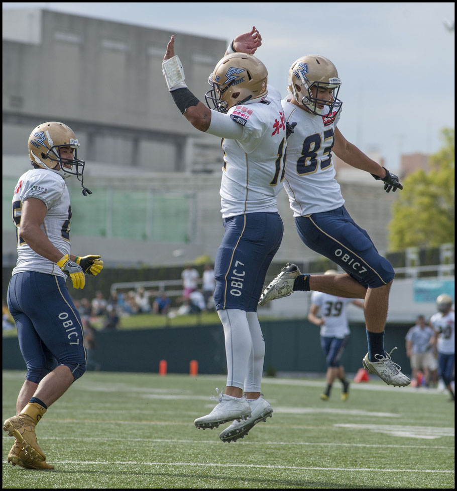 Woolsey (center) and WR Mizuno (right) hooked up on three third downs - Chris Pfaff, Inside Sport: Japan, June 4, 2017