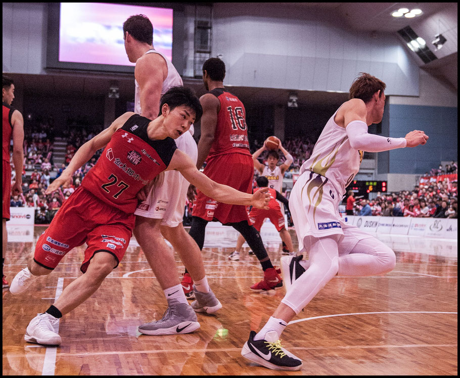 Levanga Hokkaido's Takehiko Orimo breaks away from Chiba Jets' Kosuke Ishii — Chris Pfaff, Inside Sport: Japan, March 26, 2017       