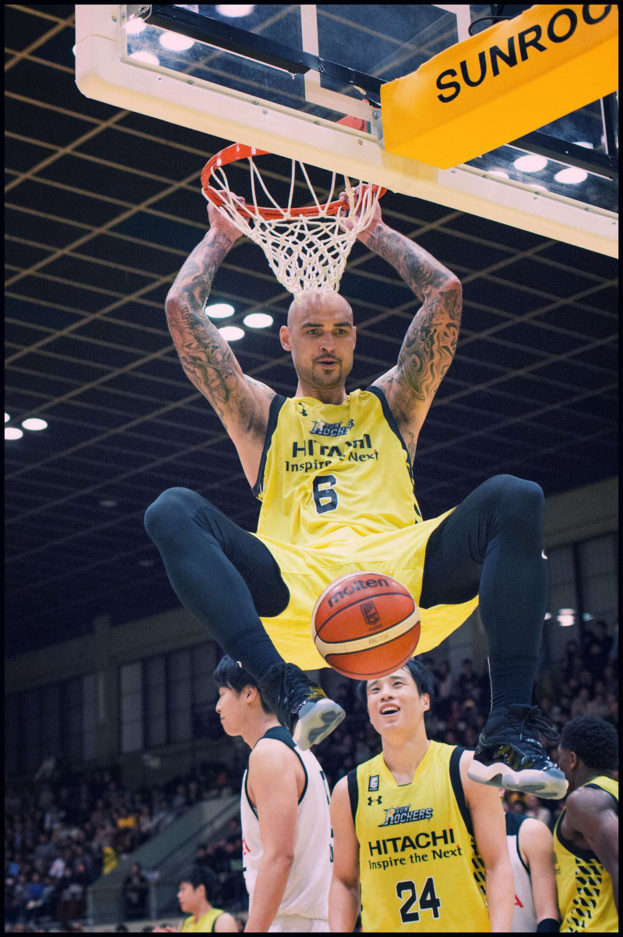 Sunrockers Shibuya's Robert Sacre dunks — Chris Pfaff, Inside Sport: Japan, March 19, 2017