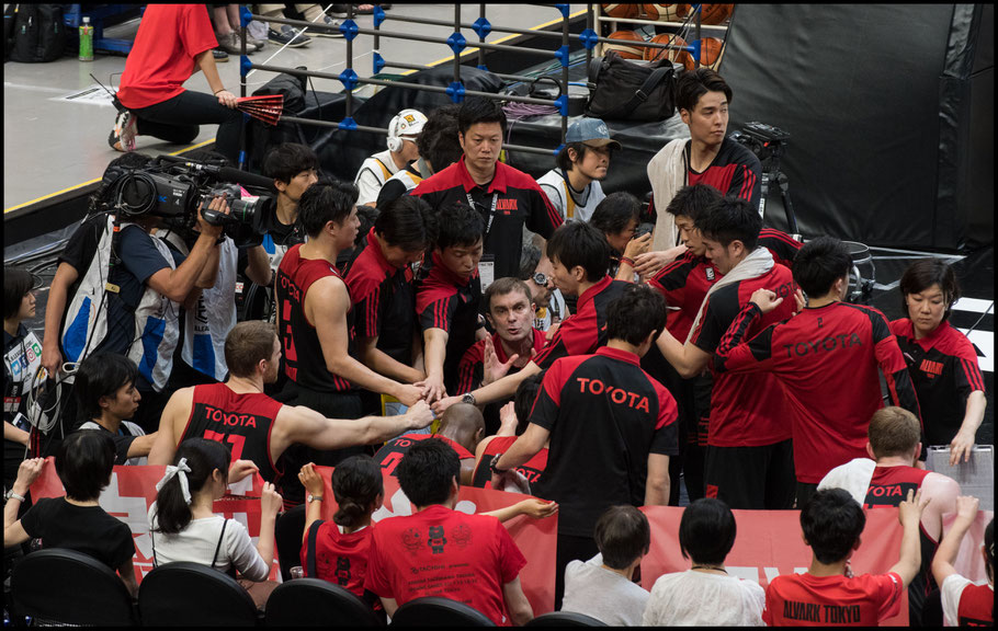 Alvark Tokyo's coach Luka Pavicevic talks to his team- Chris Pfaff, Inside Sport: Japan, May 26, 2018