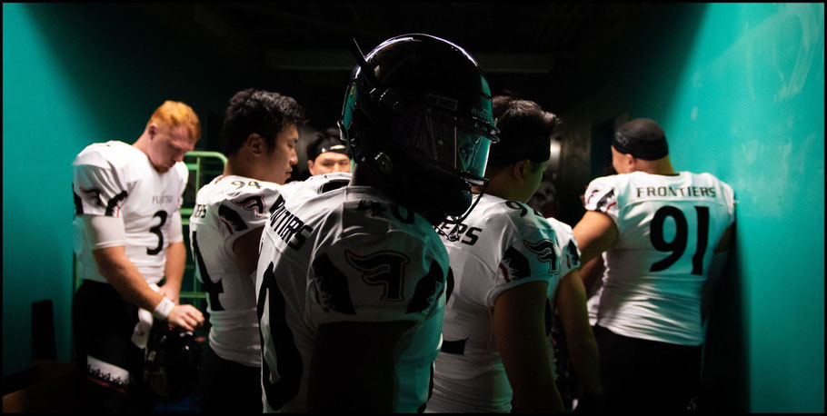 Birdsong (left) & Adeyemi (center) before the Rice Bowl — John Gunning, Inside Sport: Japan, Jan 3, 2019