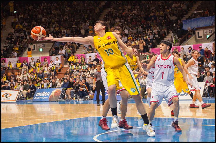 Sunflowers Ramu Tokashiki reaches for the ball. — Chris Pfaff, Inside Sport: Japan, March 12, 2017