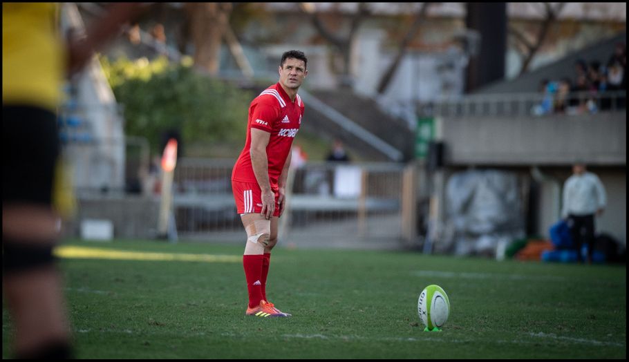 Dan Carter lines up a lick during last season's Top League final - John Gunning Inside Sport: Japan, Dec 15, 2018