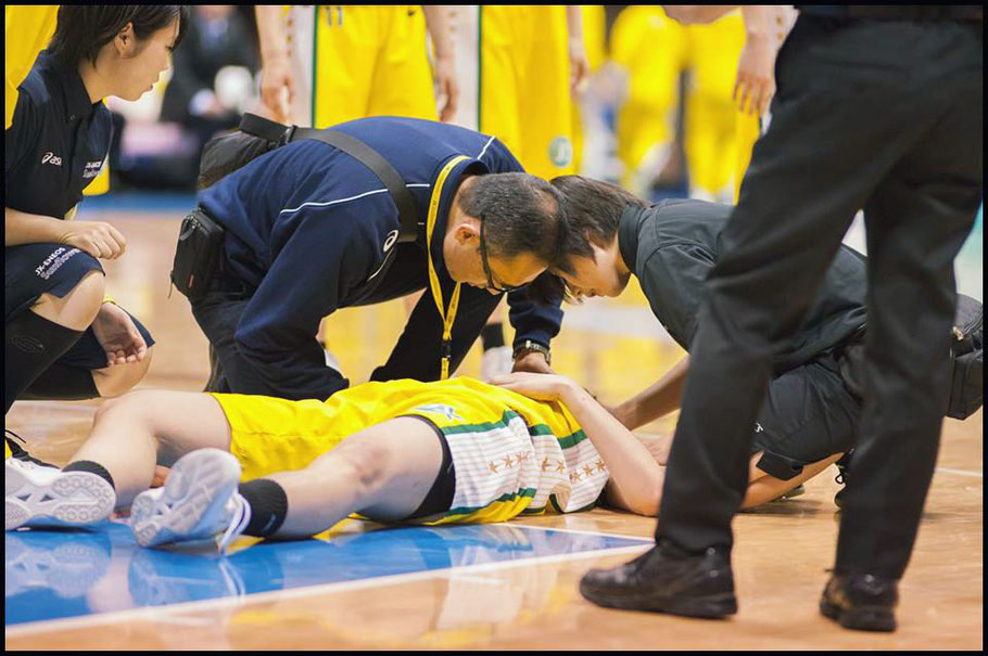 Sunflowers Ramu Tokashiki receives attention on the court. — Chris Pfaff, Inside Sport: Japan, March 12, 2017