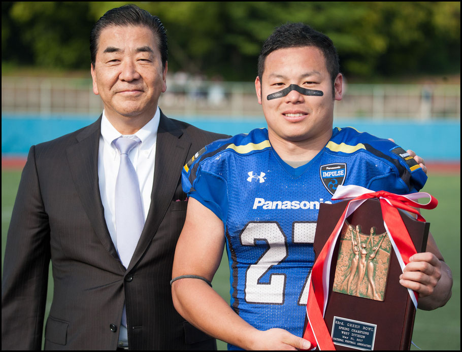 Impulse Captain Atsushi Tsuji receives the Green Bowl plaque — Lionel Piguet, Inside Sport: Japan, May 21, 2017