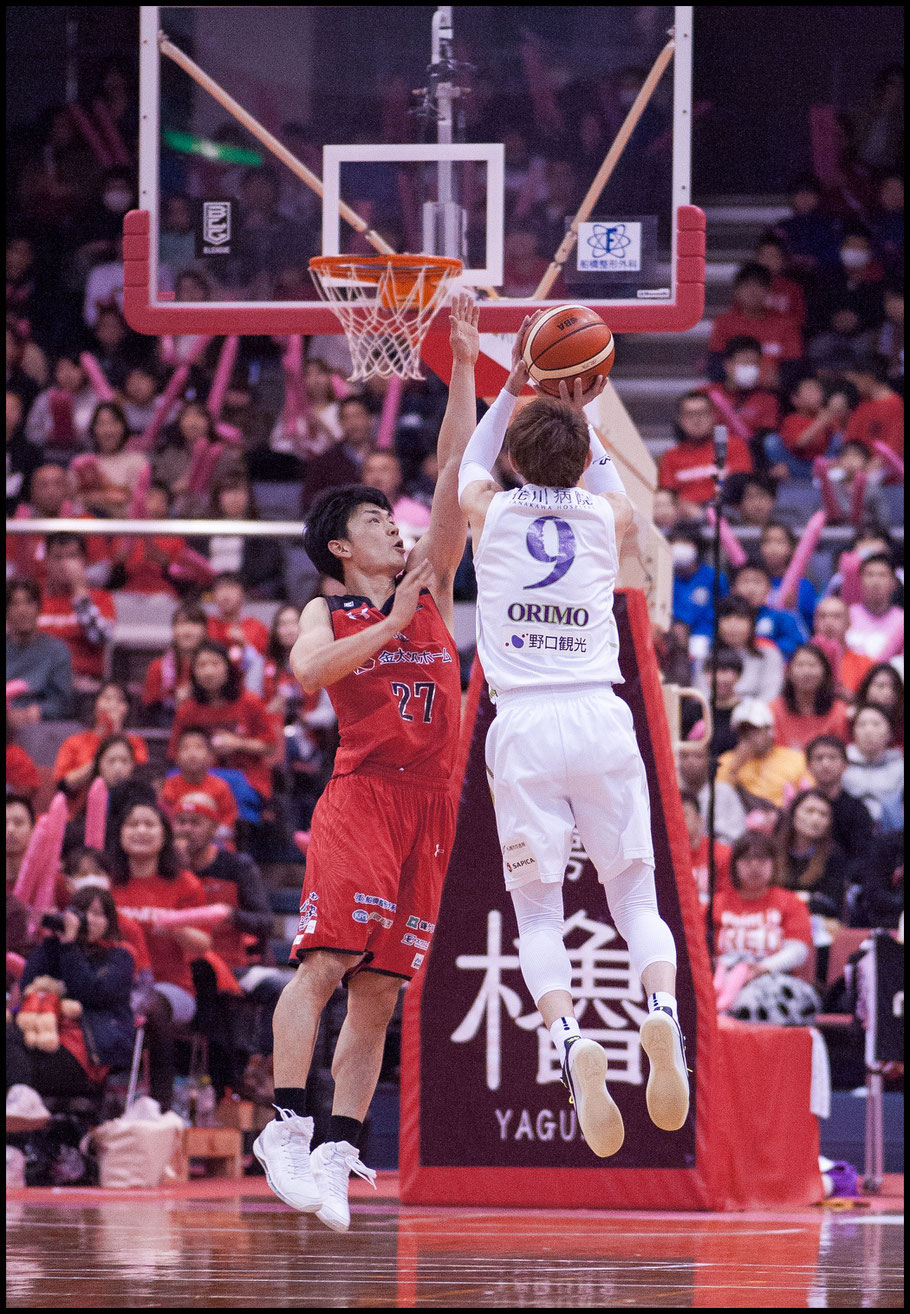 Levanga Hokkaido's Takehiko Orimo scores over Chiba Jets' Kosuke Ishii — Chris Pfaff, Inside Sport: Japan, March 26, 2017       