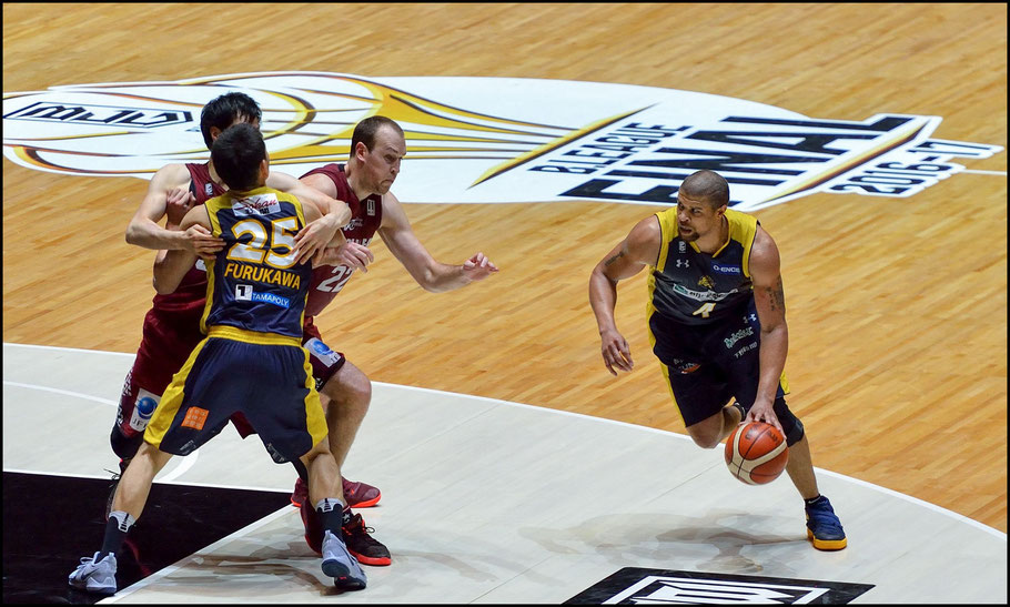 Jeff Gibbs drives to the basket - Takuhei Minami, Inside Sport: Japan, May 27, 2017