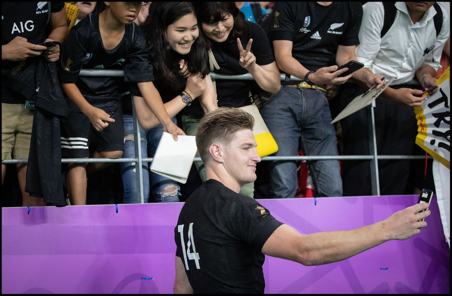 Beauden Barrett after the match with fans – Sachiyo Karamatsu, Inside Sport: Japan, Oct 2, 2019