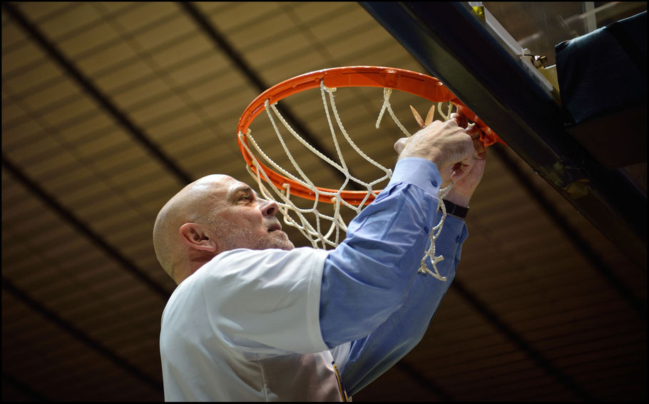 Brex coach Tom Weismann takes a souvenir - Takuhei Minami, Inside Sport: Japan, May 27, 2017