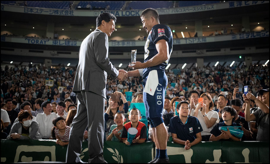 Kinoshita receives the Pearl Bowl MVP trophy – Sachiyo Karamatsu, Inside Sport: Japan, June 17, 2019