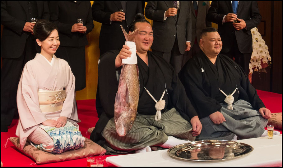 New Yokozuna Kisenosato holds up an "omedetai" at his promotion announcement - John Gunning (Inside Sport Japan)