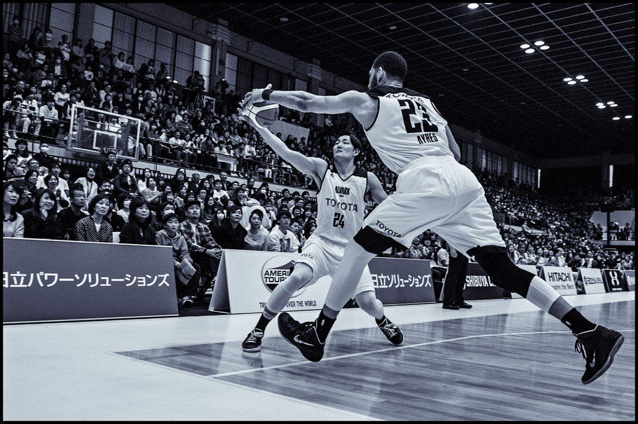 Alvark's Daiki Tanaka and Jeff Ayres keep the ball in play — Chris Pfaff, Inside Sport: Japan, March 19, 2017