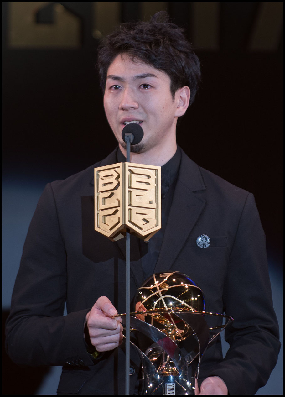 Makoto Hiejima accepts the 2018 MVP award at the 2018 B.League Awards – Chris Pfaff, Inside Sport: Japan, May 29th, 2018