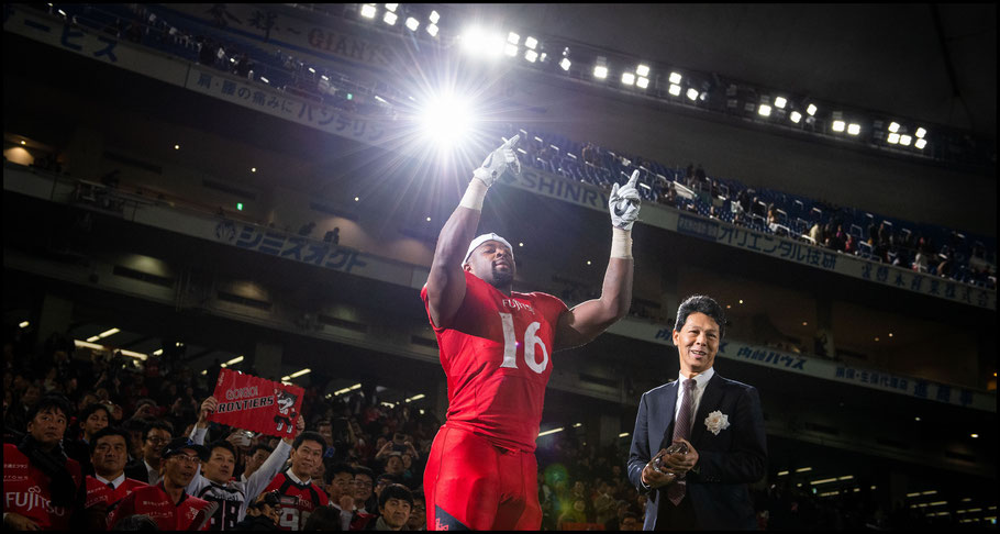 Nixon conducts the crowd before receiving his MVP award  – John Gunning, Inside Sport: Japan, Dec 17th, 2018