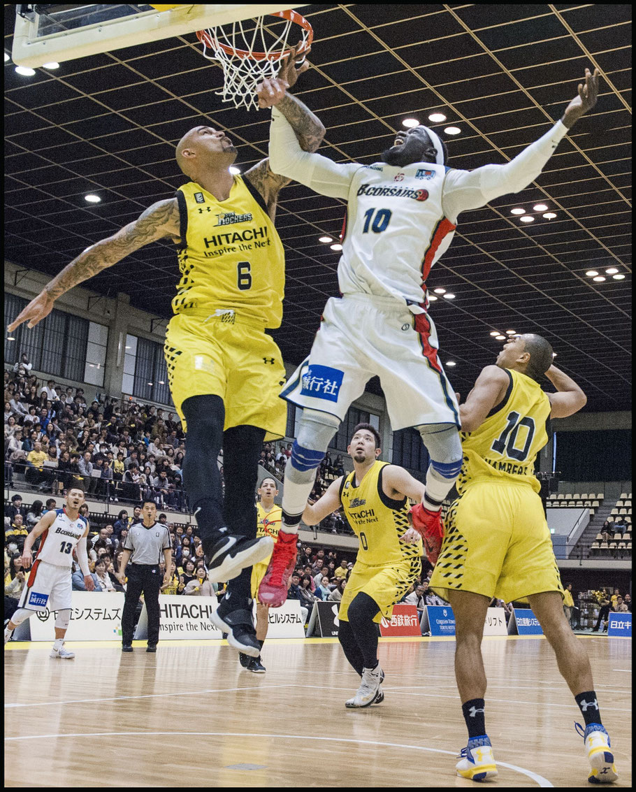 Sunrockers' Sacre in action against Yokohama B-Corsairs Faye Pape Mour — Chris Pfaff, Inside Sport: Japan, April 9, 2017