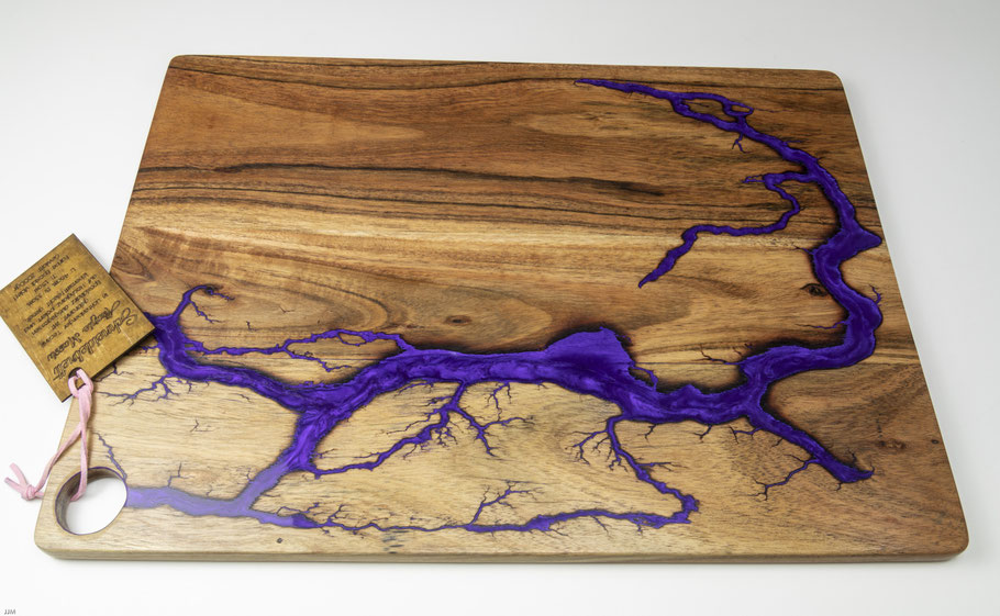 Workart Akazienbrett in Lichtenberg Technik und Epoxidharz in violett