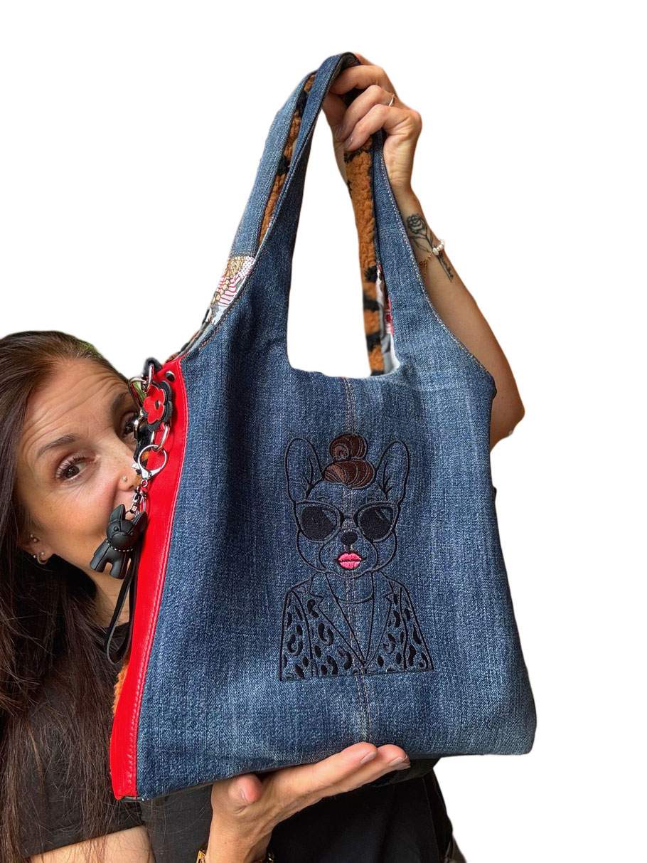 Ol.lo.li. handgemachte Upcycling Handtasche große Hobo Bag aus upgecycelter Jeans und Echtleder mit Frenchie - Figur TOFF-TOFF ( Stickerei ) - ein charmantes, nachhaltiges Unikat.