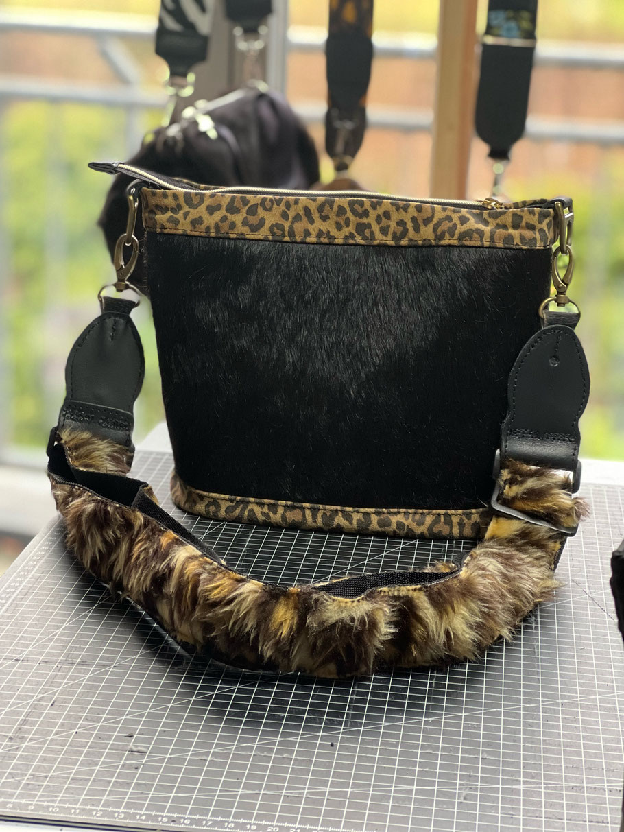Ol.lo.li. Lederhandtasche mit Fell