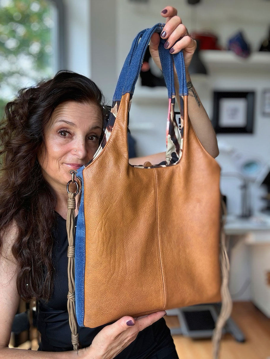 Sandy 10  handgemachte Tasche aus upgecycelter Jeans und Leder, nachhaltiges Unikat von Ol.lo.li.