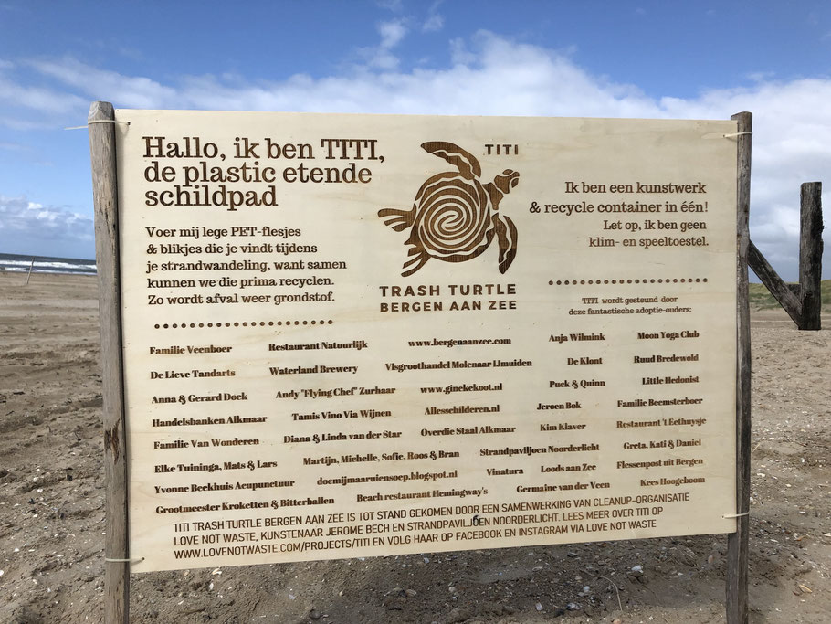 De Lieve Tandarts is adoptieouder geworden van Titi, de plastic etende schildpad op het strand van Bergen aan Zee.