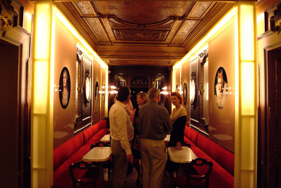 Irene Andessner, Donne Illustri, Eröffnung im Café Florian, Venedig, 2003 ©Andessner