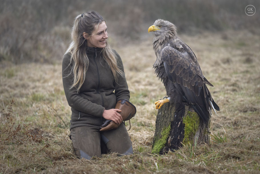 Lisa von der Falknerei am Rennsteig mit dem Adler Agathe