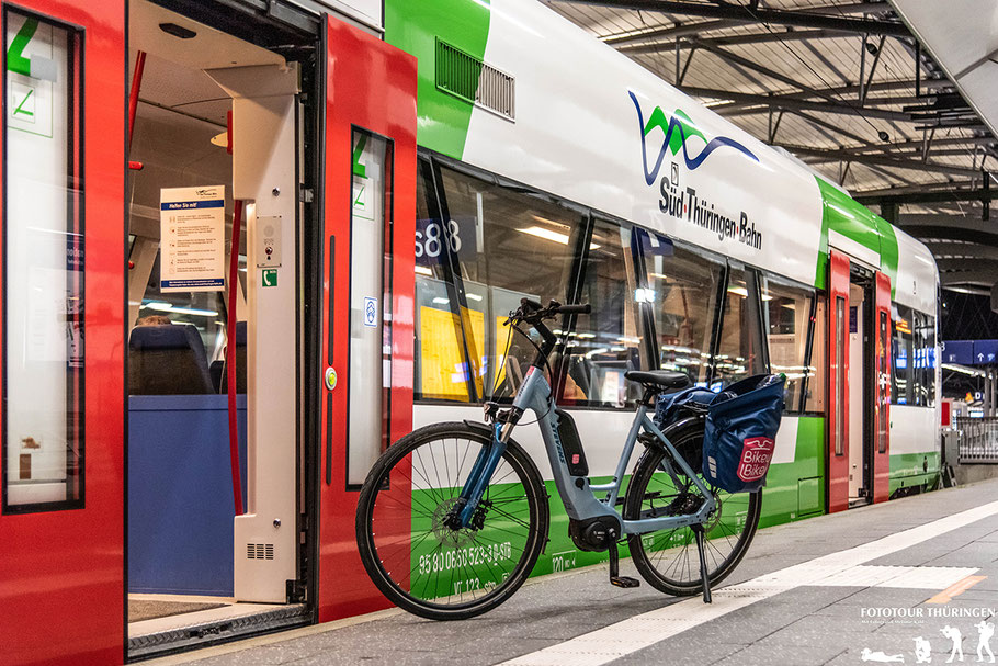 Fototour Thüringen mit dem Fahrrad in die Bahn zum Ilmtal-Radweg