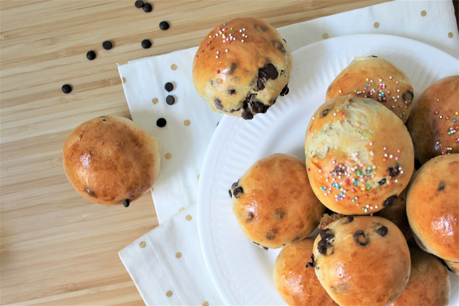 chocolate chip bread rolls  buns sprinkles yeast easy recipe quick fluffy soft