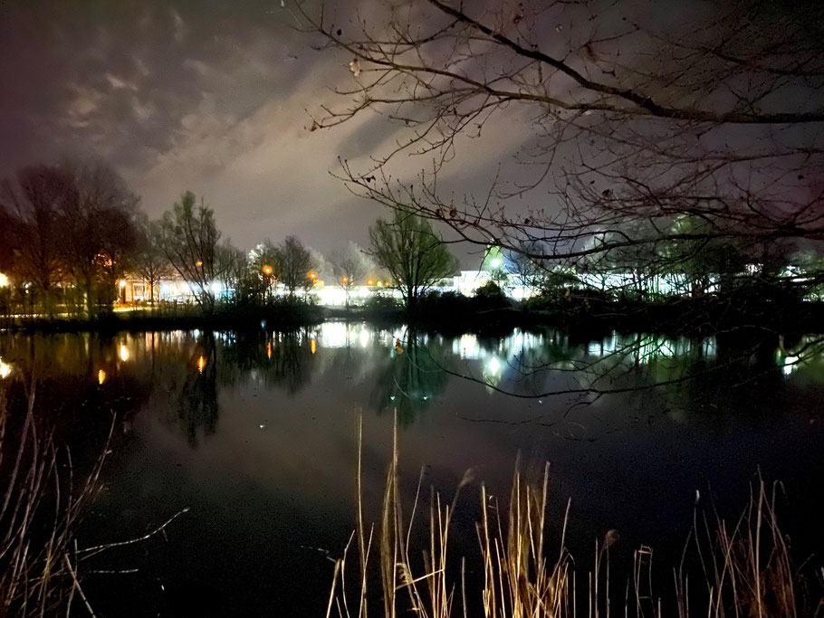 Nachtaufnahme am Krimepelsee in Bremen Kattenturm, Blickrichtung Gewerbegebiet Habenhausen, Bremen Obervieland (Foto: 04-2020, Jens Schmidt)