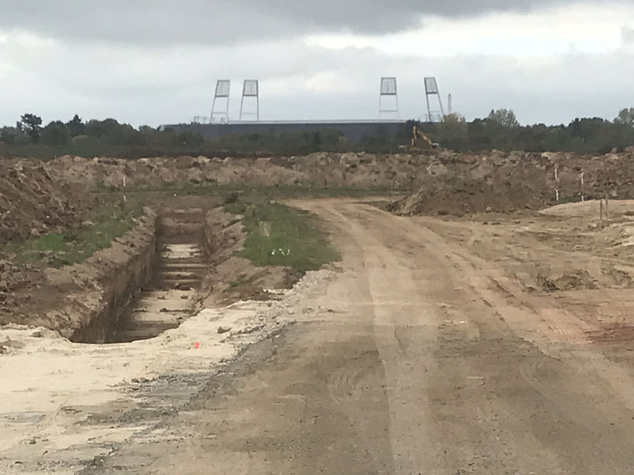 Im Hintergrund ist das Weserstadion zu erkennen: Aushubarbeiten auf der Baustelle der Gartenstadt Werdersee in Bremen-Habenhausen (Foto 10/2018)