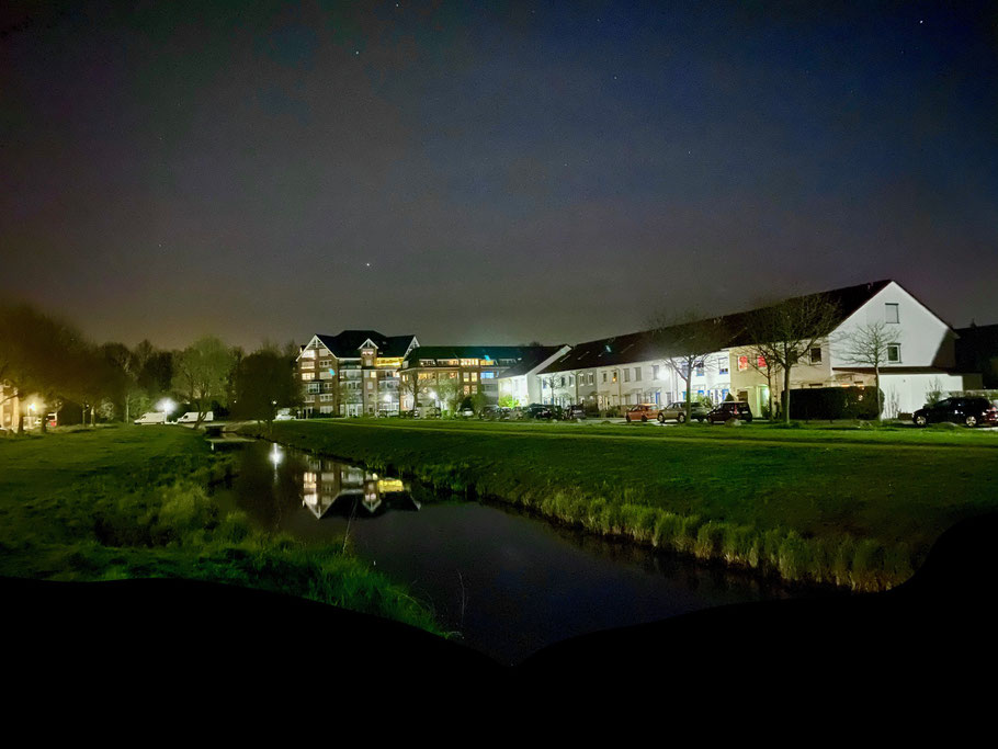 Nachtaufnahme einer Häuserzeile in der Albert-Müller-Straße Ecke Kurt-Georg-Kiesinger-Allee in Bremen-Arsten, Bremen Obervieland (Foto: 04-2020, Jens Schmidt)