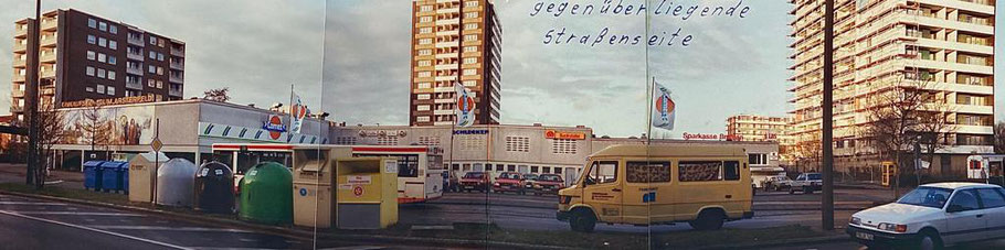 Foto von 1994 aus Bremen-Kattenturm: Alfred-Faust-Straße mit Blick auf die Stelle, wo heute der Neubau, in dem heute die Allianz Versicherung Jens Schmidt, Don Pizza und andere Firmen untergebracht sind, steht.