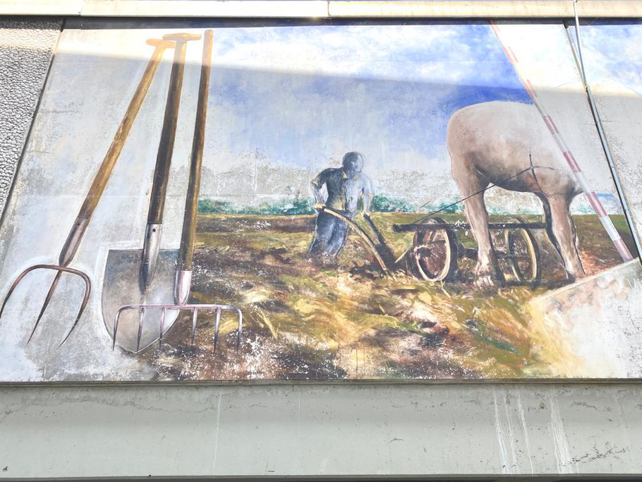 Linker Motivausschnitt des dreiteiligen Wandbilds "Oberneulander Vergangenheit und Gegenwart": Ein Landwirt pflügt seinen Acker (Foto: 06-2020, Jens Schmidt)