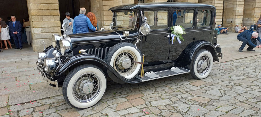 Ein Oldtimer auf der Plaza del Obradorio in Santioago...