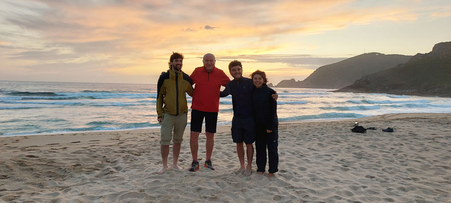 Den Adriano, Alex und Salome habe ich 300 km nach Ribedeo am Strand von Finisterre wieder getroffen