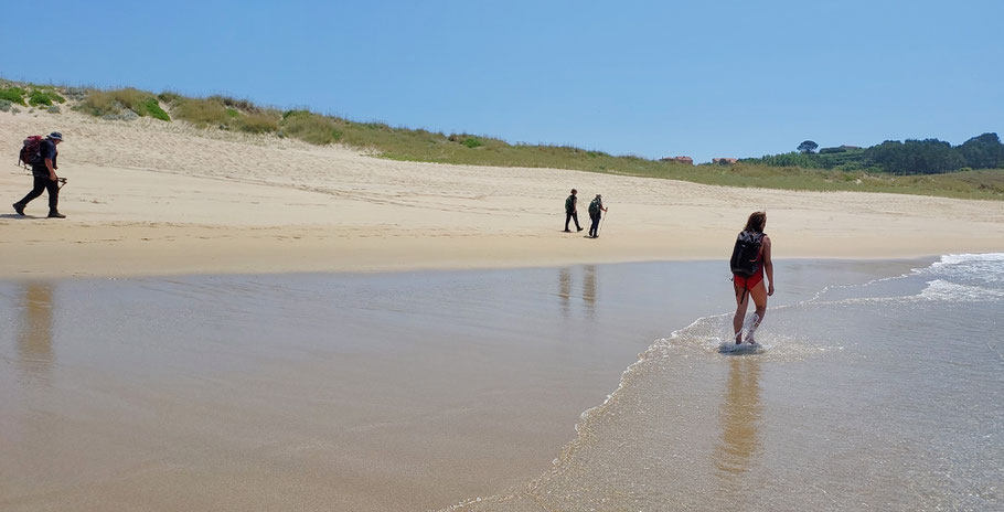 Pilger am Strand von Finisterre