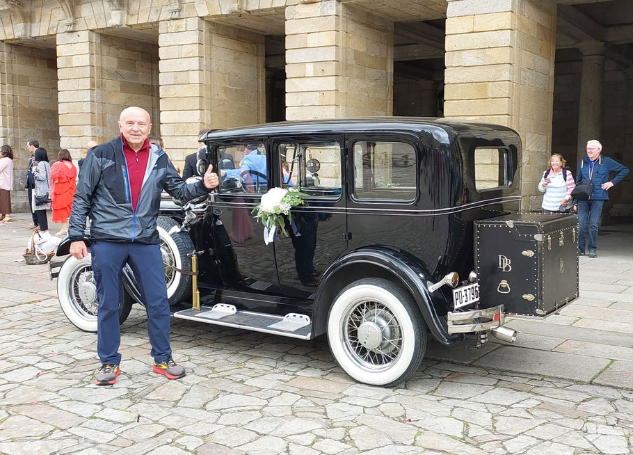 Zwei Oldtimer auf der Plaza del Obradorio in Santiago :)