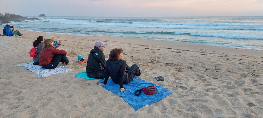 Pilger am Strand vor Sonnenunterdang 