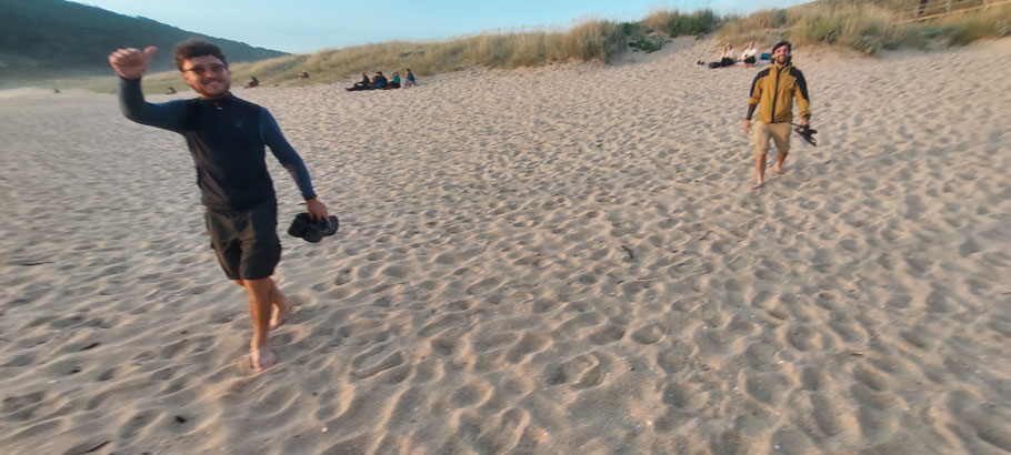 Der Alex und Adriano aus Süditalien kommen auch zum Sonnenuntergang. Ich habe sie vor drei Wochen in Ribadeo getroffen.