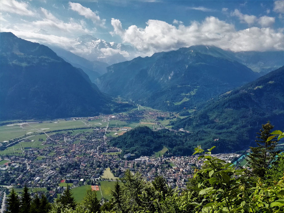 Via Jacobi. Blick auf Interlaken, Jungfrau und Eiger Gipfel.