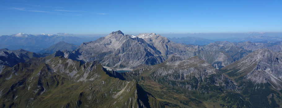 Bildmitte: Lünersee, dahinter die Schesaplana mit einem kleinen Stück des Brandner Gletschers