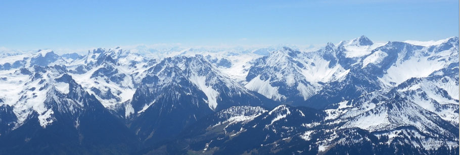 Panorama von der Sulzfluh (links) bis zum Panüeler (rechts)