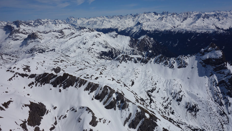Blick nach Osten Richtung Arlberg, vorne rechts der Roggelskopf