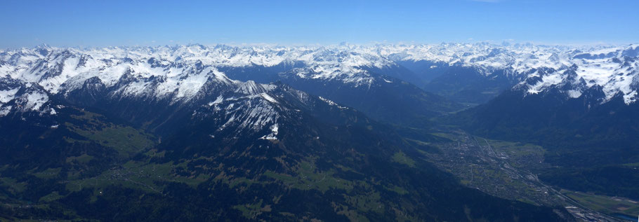 Blick zum Hohen Fraßen (Mitte) und rechts ins Montafon