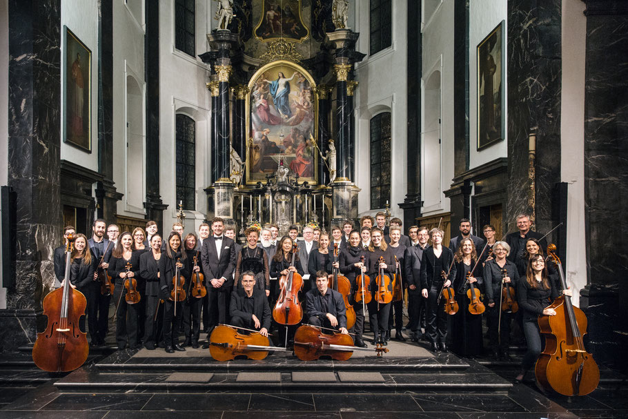 Nadja Räss, Wolfgang Sieber, Eberhard Rex, Luzerner Sängerknaben, Orchester Santa Maria und der Komponist Joël von Moos bei der Uraufführung der Kantate Dorothea in Sachseln.