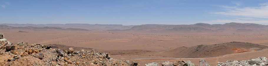 Blick in die Sahara von der Passhöhe im Jbel Bani Gebirge 