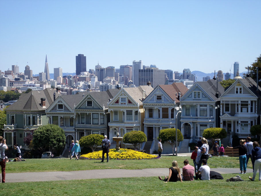 Les Painted Ladies avec les gratte-ciel du Financial District en arrière-plan 