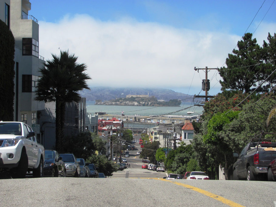 Vue sur Alcatraz en arrivant vers Lombard St