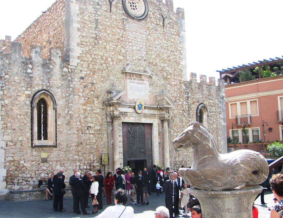 Un peu avant d’arriver à la Porta Catania, on a fait une petite halte à la cathédrale où un mariage allait avoir lieu.